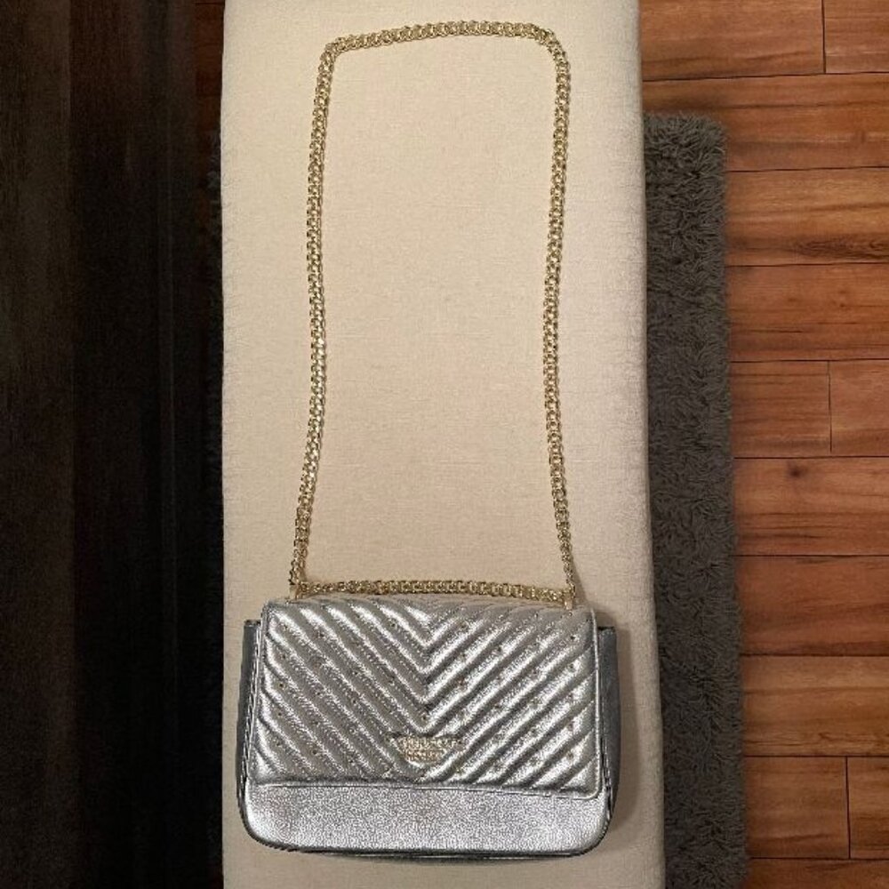 🤑PART OF ANY 3 FOR $10🤑  PRISTINE CONDITION VS Silver Metallic bag,